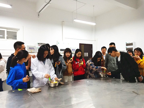 图三 大家在品尝做好的蛋糕_副本.jpg