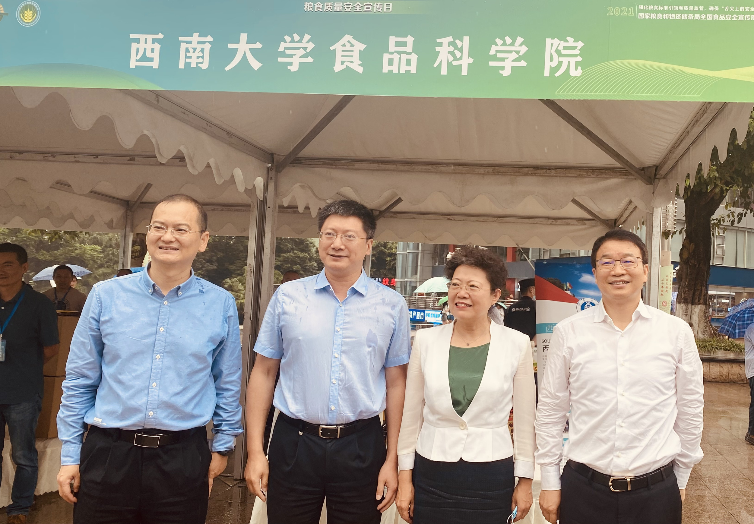 20210627重庆市副市长等人在jav图书馆
展台了解情况_副本.jpg